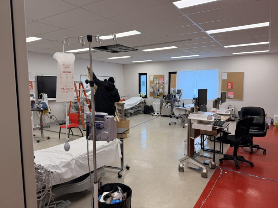 Tyson Wesley a souligné sur sa page Facebook qu’en raison de la crise qui se propage, la Première Nation de Kashechewan a temporairement transformé une école en clinique. &mdash; Photo : Tyson Wesley/Facebook