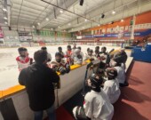 Les élèves de la 7e et 8º année de l’École St-Louis sont à l’aréna pour une séance d’entraînement afin de préparer le tournoi de hockey intermédiaire 2026 à Sudbury. &mdash; Photo : Marie-Claude Gagnon