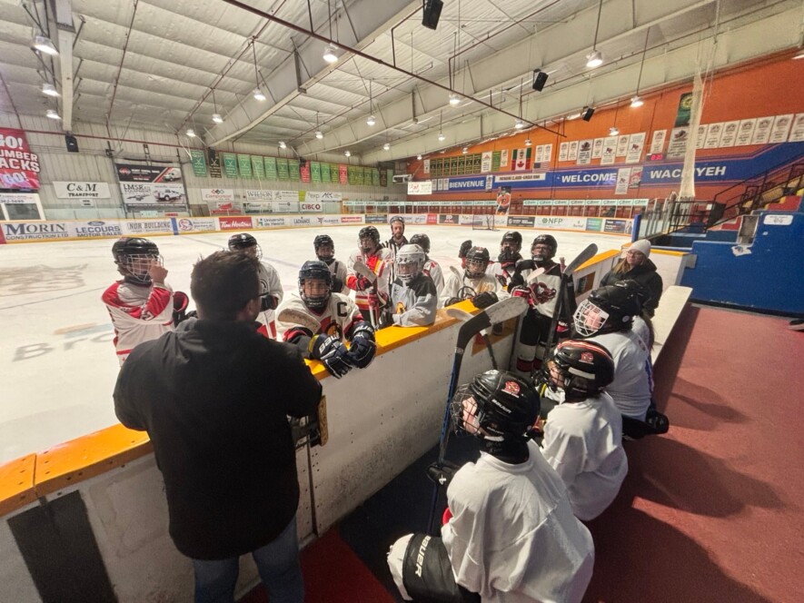 Les élèves de la 7e et 8º année de l’École St-Louis sont à l’aréna pour une séance d’entraînement afin de préparer le tournoi de hockey intermédiaire 2026 à Sudbury. &mdash; Photo : Marie-Claude Gagnon