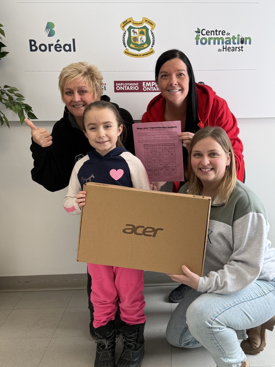 Coralie Dufresne, élève de 1re année à l’École catholique Ste-Anne et gagnante du Bingo de l’alphabétisation familiale de cette année, entourée des employées du Centre de formation de Hearst, notamment Christiane Lemieux (formatrice et responsable du centre de Mattice), Marie-Claude Rodrigue (directrice générale) et Mélanie Collin (formatrice). &mdash; Photo : Marie-Claude Rodrigue