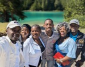 Méthode Babassagana (à droite) entouré de sa famille &mdash; Photo de courtoisie