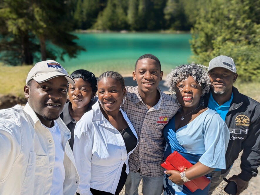 Méthode Babassagana (à droite) entouré de sa famille &mdash; Photo de courtoisie