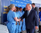 Comme l’a indiqué le premier ministre sur sa page Facebook, cet investissement aidera davantage de préposés aux services de soutien à la personne ainsi que d’infirmières et infirmiers à se former et à faire progresser leur carrière, tout en soutenant les aînés partout dans la province. &mdash; Photo : FordNation/Facebook