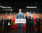 Nolan Quinn est entouré du ministre des Finances et d’autres acteurs dans le domaine de l’éducation pour annoncer le plan provincial visant à protéger la viabilité à long terme des collèges, universités et instituts autochtones de calibre mondial de l’Ontario. &mdash; Photo : Nolan Quinn/Facebook