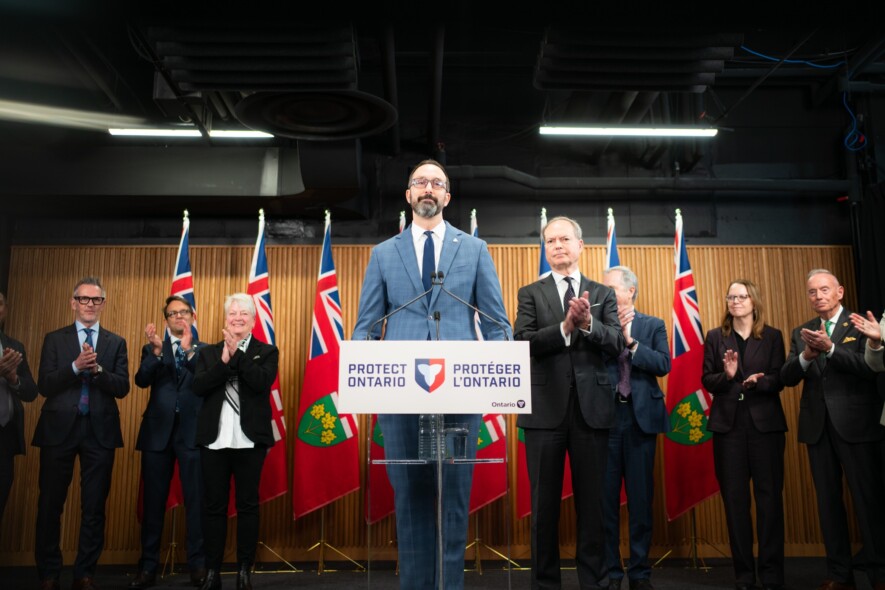 Nolan Quinn est entouré du ministre des Finances et d’autres acteurs dans le domaine de l’éducation pour annoncer le plan provincial visant à protéger la viabilité à long terme des collèges, universités et instituts autochtones de calibre mondial de l’Ontario. &mdash; Photo : Nolan Quinn/Facebook