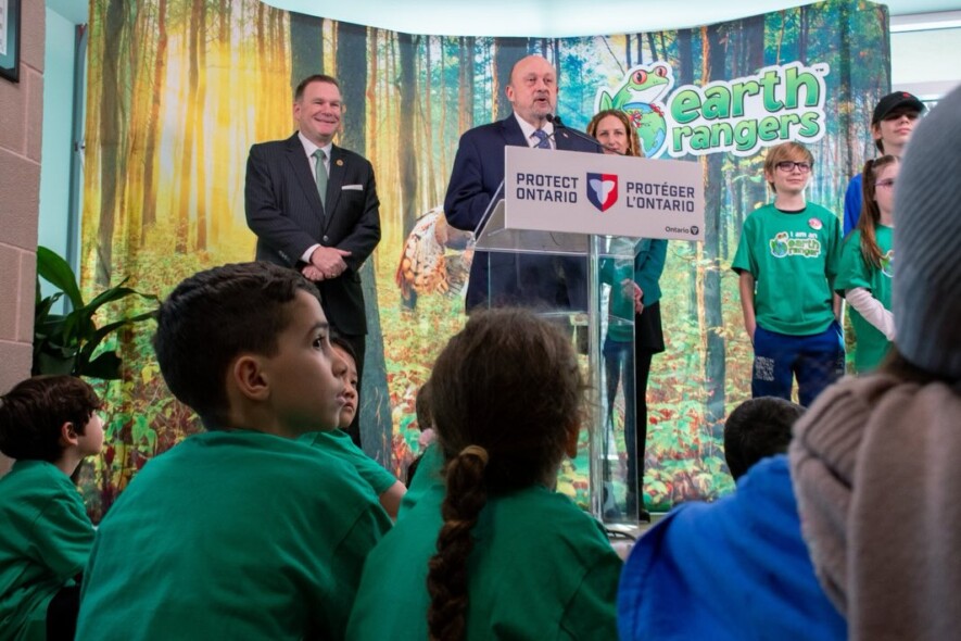 Le ministre Todd McCarthy devant des élèves lors de son annonce. Il a indiqué sur sa page Facebook que ce nouveau financement soutiendra des efforts de conservation menés par les communautés partout dans la province. &mdash; Photo : Todd McCarthy/Facebook