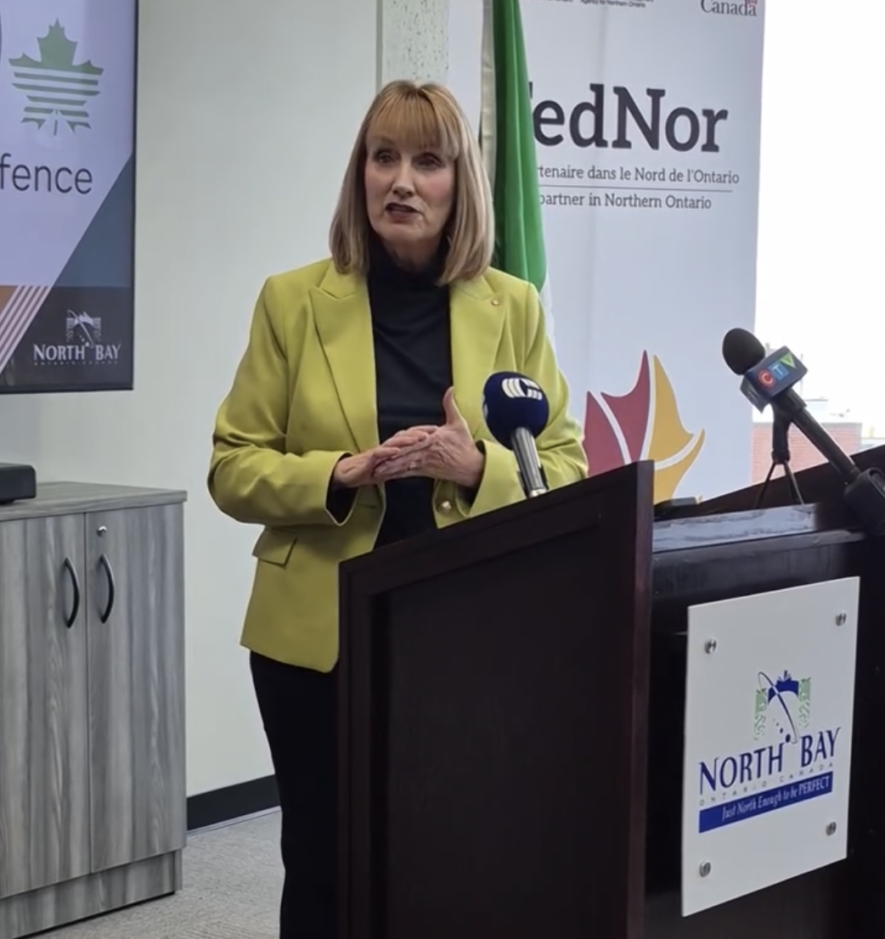 La députée Rochefort a lancé à North Bay un projet pilote pluriannuel visant à aider les entreprises du Nord de l’Ontario à se diversifier et à explorer le secteur de la défense, afin de favoriser leur succès à long terme dans ce domaine. &mdash; Photo : Pauline Rochefort/Facebook