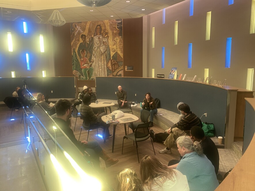 Les participantes et participants ont suivi avec grand intérêt la présentation tenue à la bibliothèque de l’UdeH. &mdash; Photo : Ndery Dione