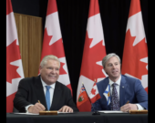 Le premier ministre de l’Ontario, Doug Ford, et son homologue Tim Houston à Queen’s Park lors de la signature d’un accord que M. Ford qualifie d’«inédit» sur sa page Facebook et qui permettra aux producteurs d’alcool ontariens et néoécossais de vendre directement aux consommateurs dans chacune des deux provinces. &mdash; Photo : Doug Ford/Facebook