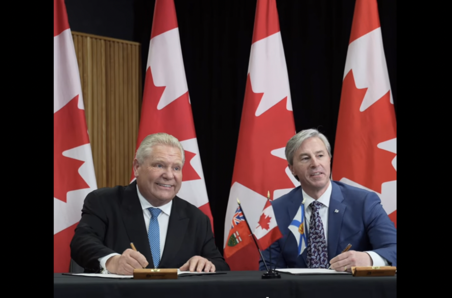 Le premier ministre de l’Ontario, Doug Ford, et son homologue Tim Houston à Queen’s Park lors de la signature d’un accord que M. Ford qualifie d’«inédit» sur sa page Facebook et qui permettra aux producteurs d’alcool ontariens et néoécossais de vendre directement aux consommateurs dans chacune des deux provinces. &mdash; Photo : Doug Ford/Facebook