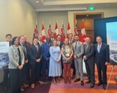 Tel que le ministre Stephen Lecce l’a précisé sur sa page Facebook, l’Ontario est passé de la 15ᵉ à la 2ᵉ place mondiale pour l’attraction des investissements miniers. Pour viser la première place, son ministère a lancé une nouvelle Stratégie sur les minéraux critiques afin de créer des emplois et de mettre fin à l’exportation brute des ressources canadiennes à l’étranger. &mdash; Photo : Stephen Lecce/Facebook