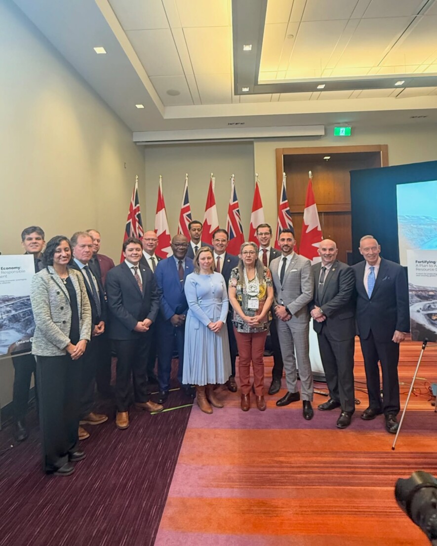 Tel que le ministre Stephen Lecce l’a précisé sur sa page Facebook, l’Ontario est passé de la 15ᵉ à la 2ᵉ place mondiale pour l’attraction des investissements miniers. Pour viser la première place, son ministère a lancé une nouvelle Stratégie sur les minéraux critiques afin de créer des emplois et de mettre fin à l’exportation brute des ressources canadiennes à l’étranger. &mdash; Photo : Stephen Lecce/Facebook