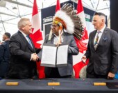 Le premier ministre Doug Ford est accompagné de dirigeants des Premières Nations de Marten Falls et de Webequie. &mdash; Photo : FordNation/Facebook