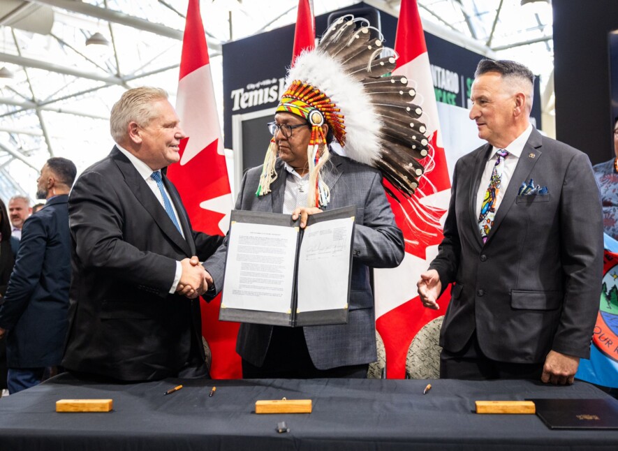 Le premier ministre Doug Ford est accompagné de dirigeants des Premières Nations de Marten Falls et de Webequie. &mdash; Photo : FordNation/Facebook