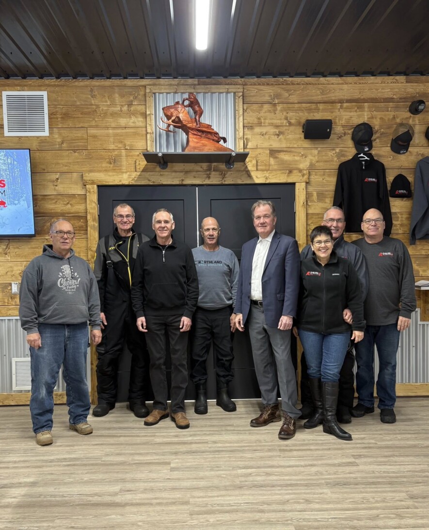 Le député conservateur Gaétan Malette lors de sa visite au Club de motoneige de Moonbeam (Club des As) aux côtés de George Pirie, député provincial de Timmins et ministre du Développement et de la croissance économique du nord de l’Ontario. &mdash; Photo : Gaétan Malette/Facebook
