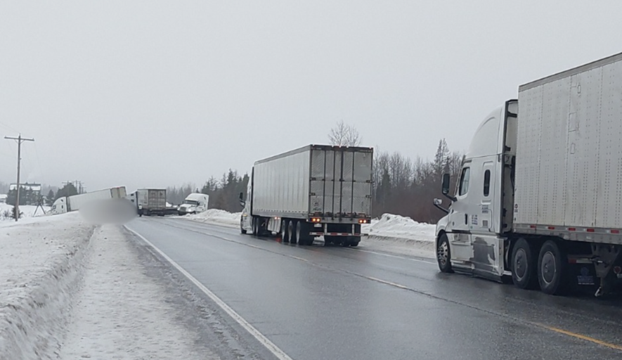 Collision sur la route 11 &mdash; Photo : Ontario Provincial Police – North East Region/Facebook