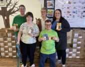 Chantal Goulet Dillon est entourée de deux membres du personnel de l’Intégration Communautaire et de deux participants derrière une commande de boîtes de chocolats qu’elle venait tout juste de recevoir. &mdash; Photo : Ndery Dione