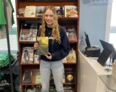 Jessiane Belair se trouve dans la Librairie 10-04 des Médias de l’épinette noire. &mdash; Photo : Ndery Dione