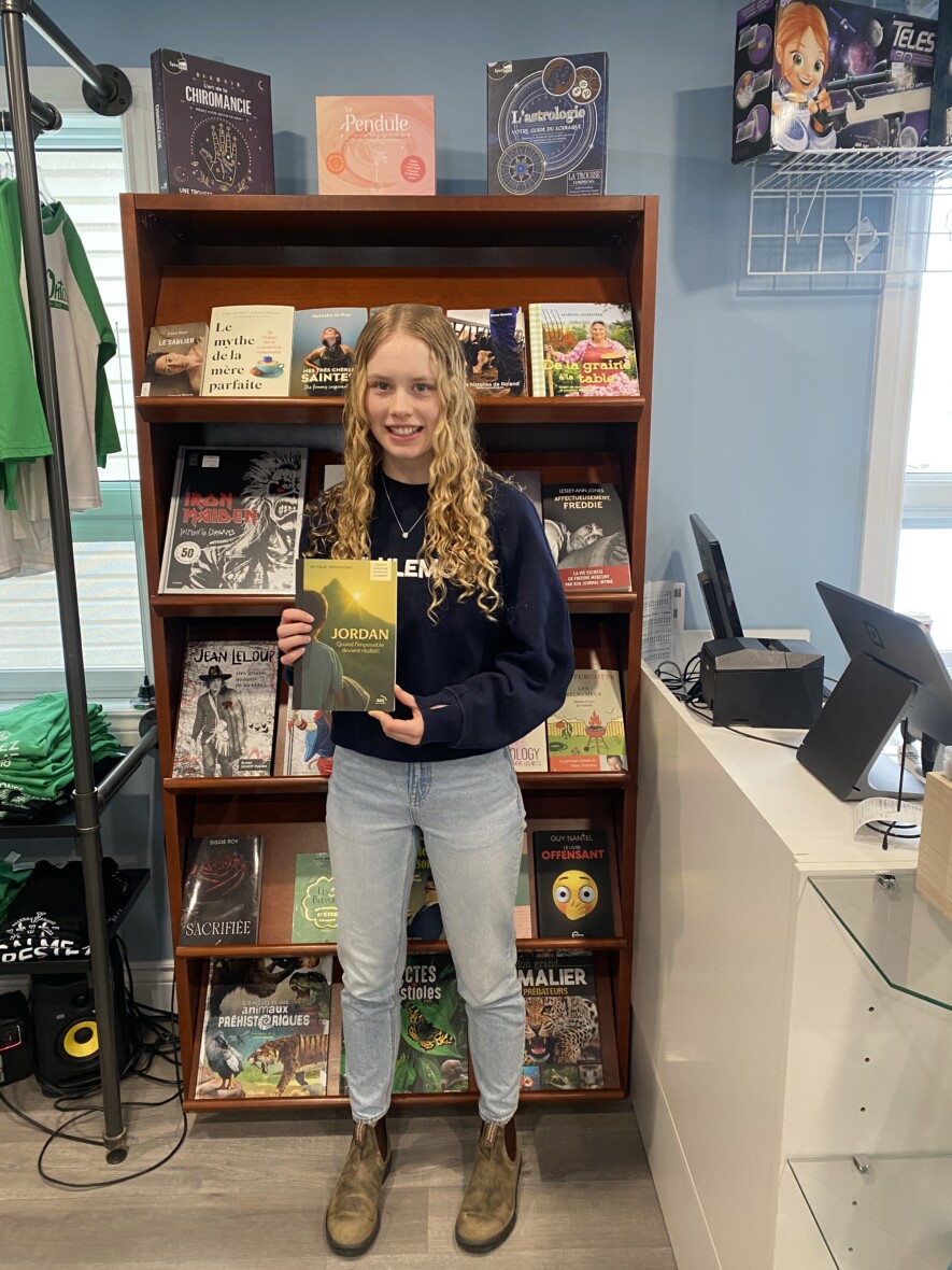 Jessiane Belair se trouve dans la Librairie 10-04 des Médias de l’épinette noire. &mdash; Photo : Ndery Dione