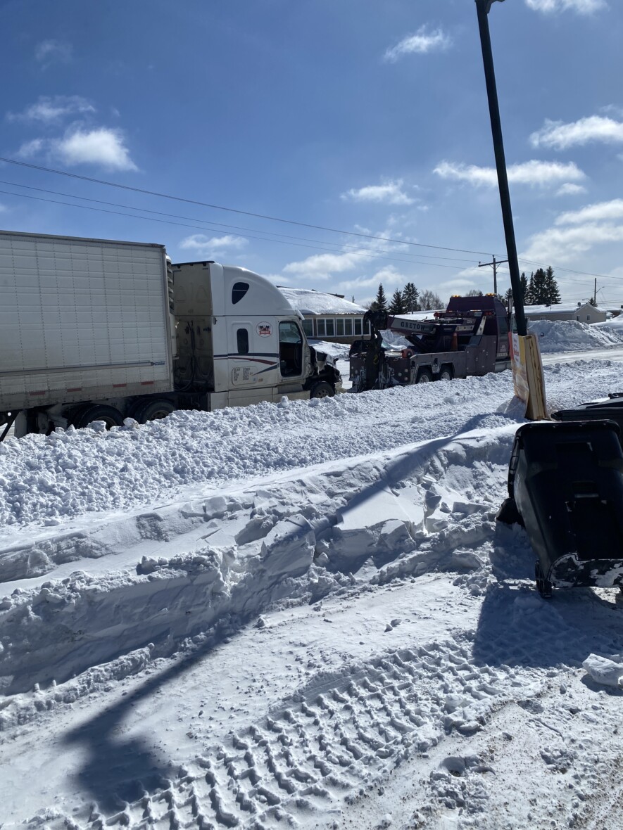 L’accident qui a eu lieu mardi dernier sur la route 11 à Hearst, vers midi, près du McDonald’s, aux feux de circulation. &mdash; Photo : Ndery Dione