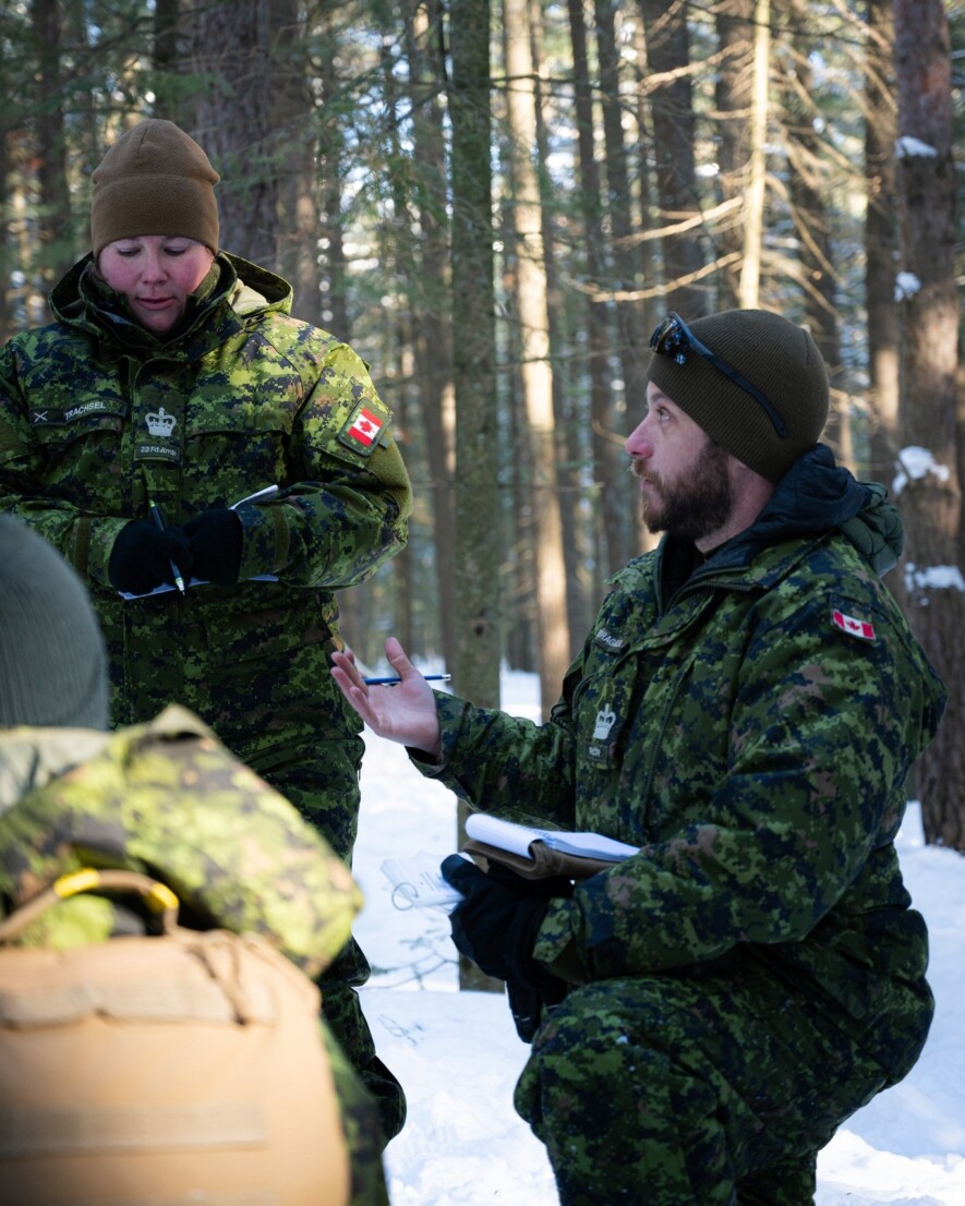 De récents exercices ARROWHEAD CHILL 2, qui ont eu lieu à la Base des Forces canadiennes Borden, permettant de vérifier les compétences fondamentales des soldats dans des conditions de temps froid et de les préparer à l’exercice GLACIAL ARROWHEAD, qui s’est déroulé à Hearst du 21 février au 8 mars. &mdash; Photo : 4ht Canadian Division – 4e Division du Canada/Facebook