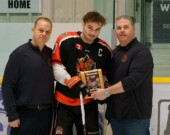 L'attaquant vedette des Lumberjacks, Mathieu Comeau a été honoré avant le 1er match des séries à Hearst par messieurs Éric Buteau et Patrick Vaillancourt de l'organisation locale pour ses 102 points et 69 aides en saison régulière 2025-26.  