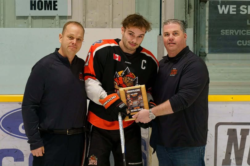 L'attaquant vedette des Lumberjacks, Mathieu Comeau a été honoré avant le 1er match des séries à Hearst par messieurs Éric Buteau et Patrick Vaillancourt de l'organisation locale pour ses 102 points et 69 aides en saison régulière 2025-26.  