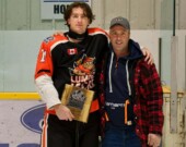 William Paquet #71 honoré par la direction de l'équipe. Photo avec son père Steve Rancourt  