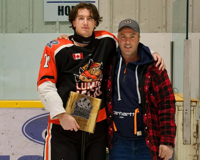 William Paquet #71 honoré par la direction de l'équipe. Photo avec son père Steve Rancourt  
