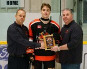 Cameron Menard avec messieurs Éric Buteau et Patrick Vaillancourt de l'organisation locale  