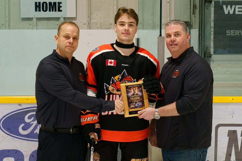 Cameron Menard avec messieurs Éric Buteau et Patrick Vaillancourt de l'organisation locale  