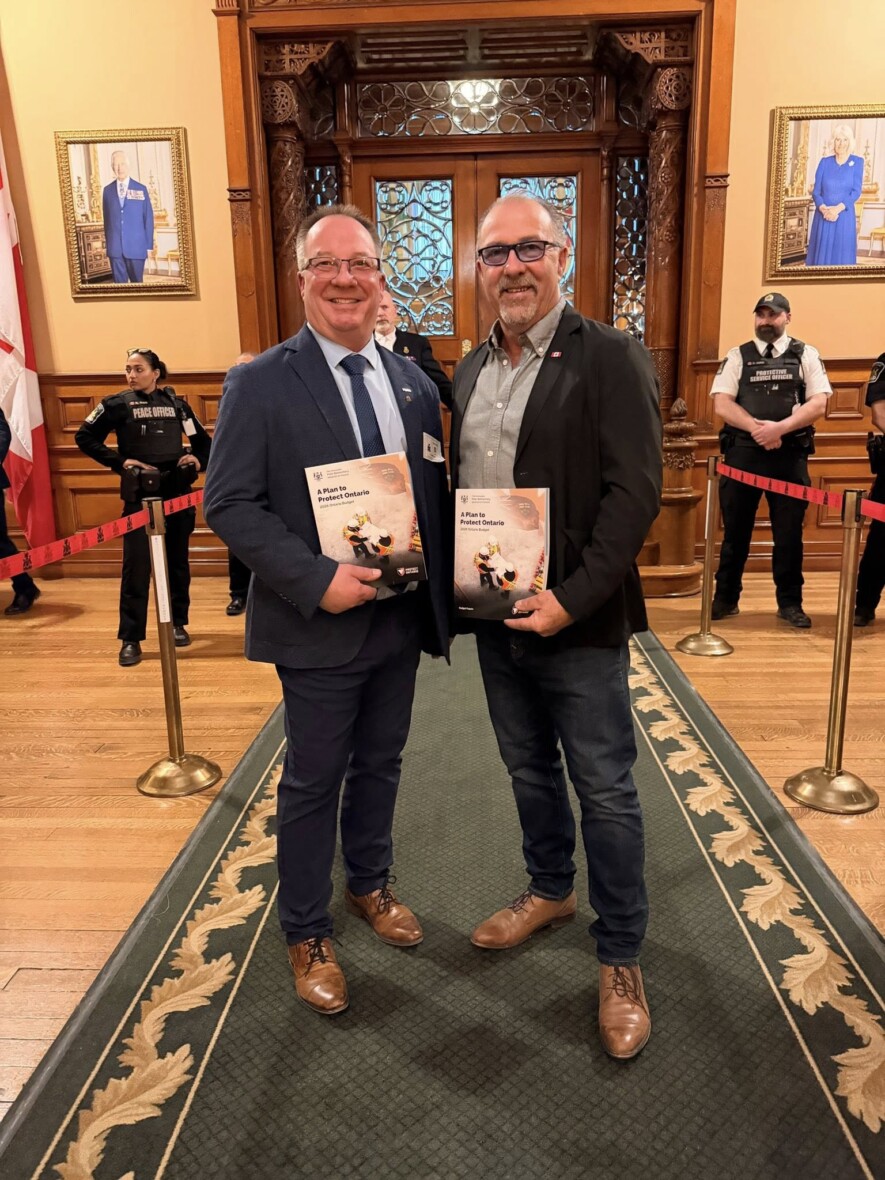 Le président de la NOMA, Rick Dumas, à Queen’s Park aux côtés du président de la FONOM et maire de Kapuskasing, Dave Plourde, lors du dévoilement du budget 2026 de l’Ontario. &mdash; Northwestern Ontario Municipal Association/Facebook