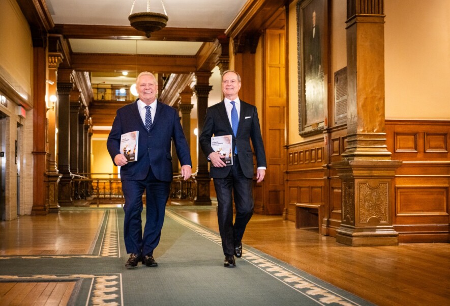 Le ministre des Finances, Peter Bethlenfalvy, aux côtés du premier ministre, Doug Ford, en route pour présenter le budget 2026 à Queen’s Park (l’Assemblée législative de l’Ontario). &mdash; Photo : Peter Bethlenfalvy/Facebook