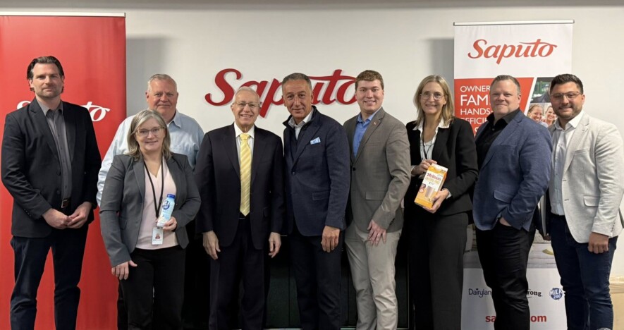 Vic Fedeli était en visite dans une usine de transformation laitière dans le cadre de ses fonctions de ministre du Développement économique, de la Création d’emplois et du Commerce. &mdash; Photo : Vic Fedeli/Facebook