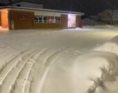 Le bureau de poste de Hearst entouré d’importantes accumulations de neige en plein mois d’avril. &mdash; Photo : Ndery Dione