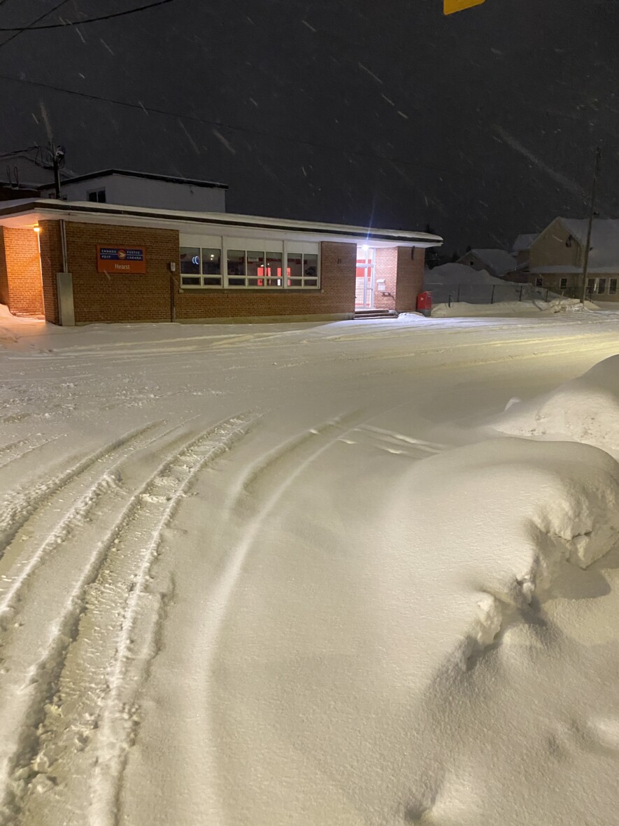 Le bureau de poste de Hearst entouré d’importantes accumulations de neige en plein mois d’avril. &mdash; Photo : Ndery Dione