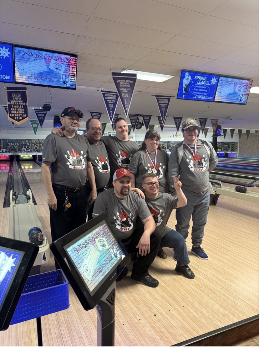 Gérard Rhéaume, Yves Pronovost, René Roussel, Julie Lafontaine (revenue avec une 2e place), Alek Dubois (gagnant d’une troisième place), Marc-André Chabot et Marc Mallette. Tous ont participé aux Olympiques spéciaux de quilles à Timmins. &mdash; Photo de courtoisie
