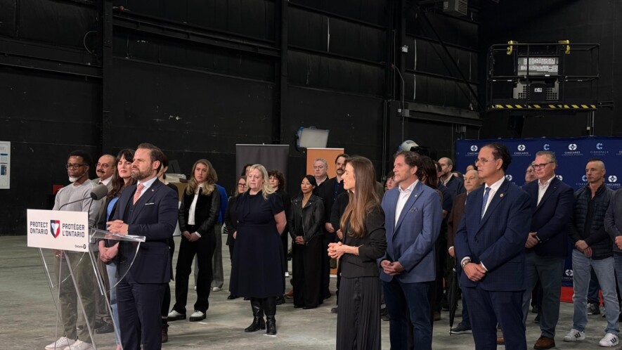 Le ministre David Piccini est aux côtés de la ministre de la Réduction des formalités administratives, Andrea Khanjin, du député Rudy Cuzzetto, de son adjoint parlementaire Sheref Sabawy ainsi que d’autres acteurs pour présenter le projet de loi. &mdash; Photo : David Piccini/Facebook