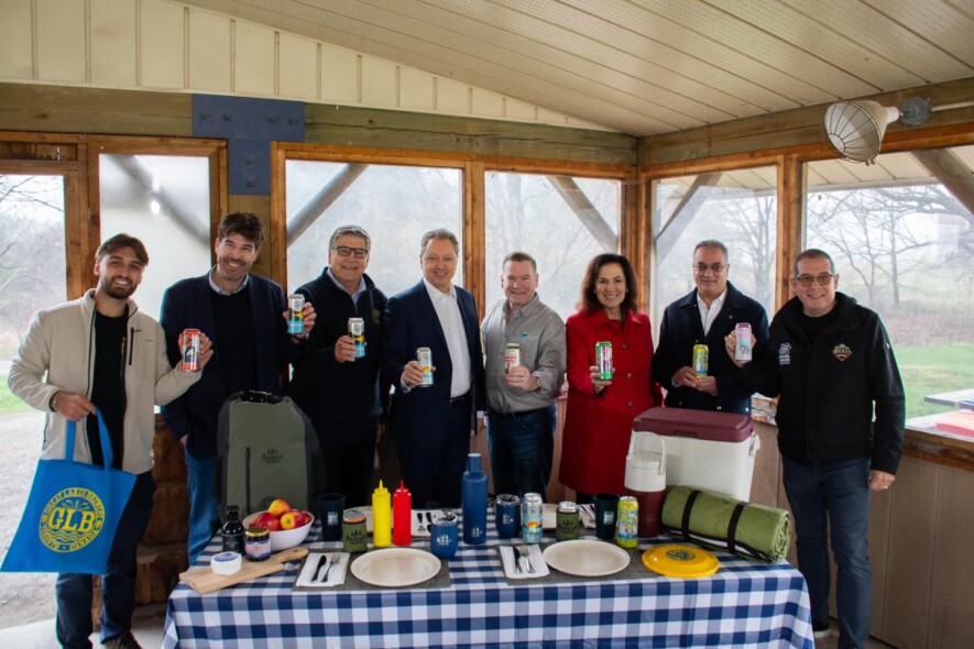 Le ministre McCarthy a indiqué sur sa page Facebook que cette mesure accroît la liberté des adultes de 19 ans et plus de profiter du plein air à leur manière dans la plupart des parcs de l’Ontario, tout en respectant les règles en vigueur. &mdash; Photo : Todd McCarthy/Facebook