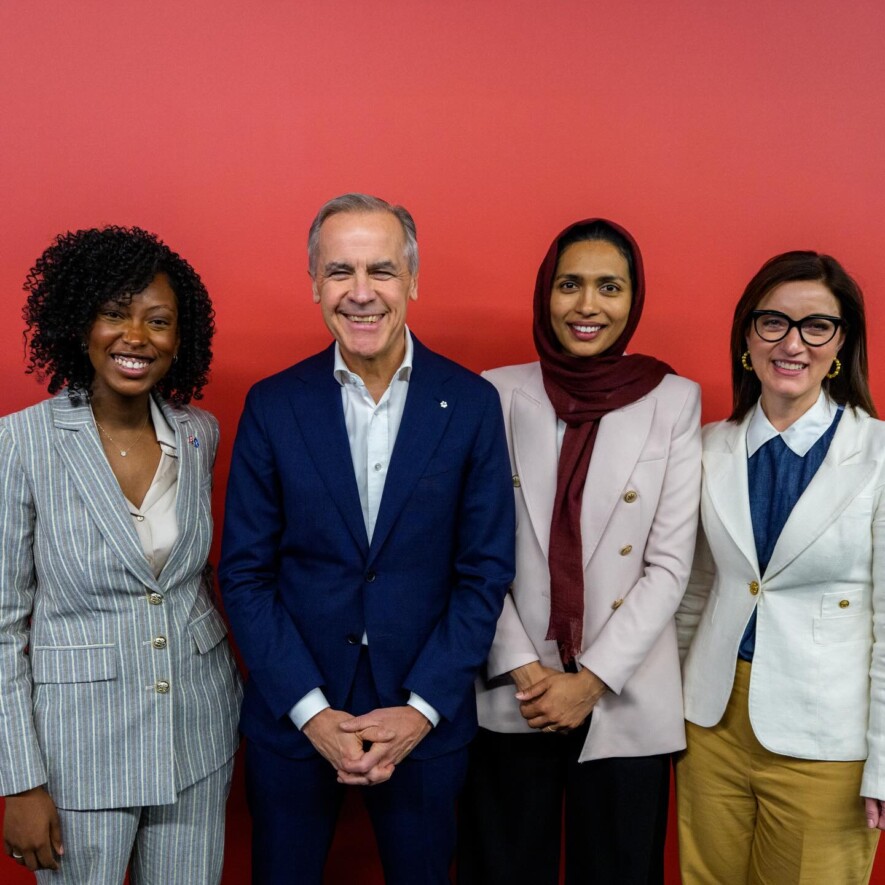 Le premier ministre est entouré de ses trois candidates victorieuses : Tatiana Auguste, Doly Begum et Danielle Martin.  &mdash; Photo : Mark Carney/Facebook