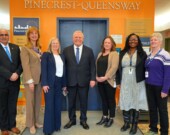 Le premier ministre Doug Ford lors de sa visite au Centre de santé communautaire Pinecrest-Queensway, soulignant sur sa page Facebook que son Plan d’action pour les soins primaires permettra de connecter des centaines de milliers de personnes à travers l’Ontario à des soins primaires pratiques et de grande qualité dans leur communauté. &mdash; Photo : FordNation/Facebook