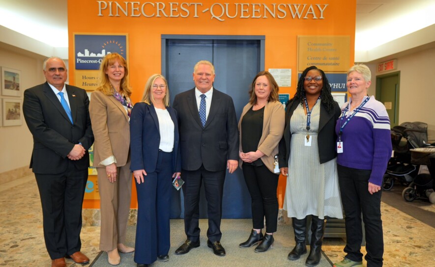 Le premier ministre Doug Ford lors de sa visite au Centre de santé communautaire Pinecrest-Queensway, soulignant sur sa page Facebook que son Plan d’action pour les soins primaires permettra de connecter des centaines de milliers de personnes à travers l’Ontario à des soins primaires pratiques et de grande qualité dans leur communauté. &mdash; Photo : FordNation/Facebook