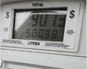 Stéphanie Rondeau, gestionnaire au Petro-Canada de Canadian Tire à Hearst, nous a confié lundi dernier que le prix de l’essence a descendu à 1 69,9 avec une réduction de 10 cents, mais une petite évolution a été constatée ce mercredi soir, car le prix à la pompe a de nouveau monté jusqu’à 1 89,9. &mdash; Photos : Le Nord