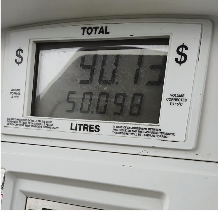 Stéphanie Rondeau, gestionnaire au Petro-Canada de Canadian Tire à Hearst, nous a confié lundi dernier que le prix de l’essence a descendu à 1 69,9 avec une réduction de 10 cents, mais une petite évolution a été constatée ce mercredi soir, car le prix à la pompe a de nouveau monté jusqu’à 1 89,9. &mdash; Photos : Le Nord