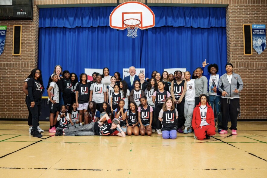 Le ministre des Sports, Neil Lumsden, entouré de quelques athlètes, à l’approche de la saison inaugurale du Toronto Tempo dans la WNBA prévu cette fin de semaine. &mdash; Photo : Neil Lumsden/Facebook