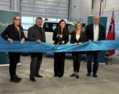 La ministre Jill Dunlop en compagnie du maire Don McIsaac et du chef Ted Williams de la Première Nation des Chippewas de Rama lors de l’inauguration du nouveau centre des opérations d’Hydro One à Orillia. &mdash; Photo : Jill Dunlop/Facebook