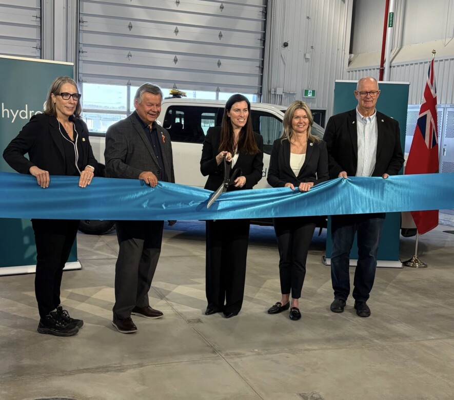 La ministre Jill Dunlop en compagnie du maire Don McIsaac et du chef Ted Williams de la Première Nation des Chippewas de Rama lors de l’inauguration du nouveau centre des opérations d’Hydro One à Orillia. &mdash; Photo : Jill Dunlop/Facebook