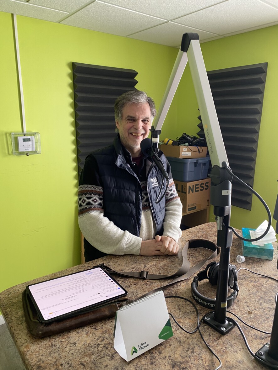 Marc Bédard en ondes pour entamer son émission <i>Si la techno nous regardait</i> aux Médias de l’épinette noire. &mdash; Photo : Ndery Dione