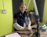 Marc Bédard en ondes pour entamer son émission <i>Si la techno nous regardait</i> aux Médias de l’épinette noire. &mdash; Photo : Ndery Dione