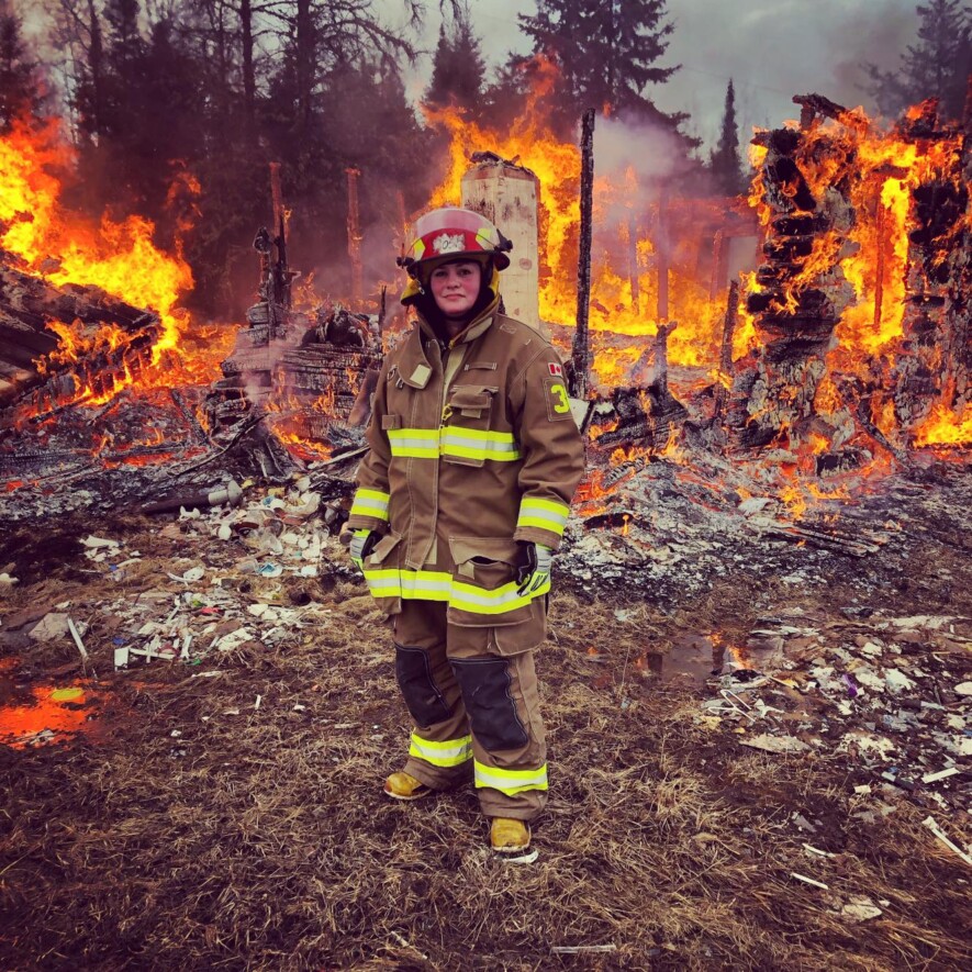 Marie Josée Boucher Basque se trouve derrière une maison abandonnée, il y a environ quatre ans, lors d’un exercice d’intervention sur le chemin Bosnick. &mdash; Photo de courtoisie